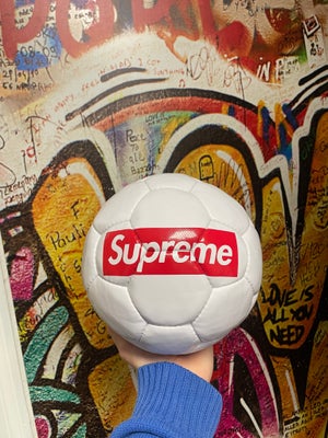 Andre samleobjekter, Supreme fodbold, Sælger den her supreme bold som er helt ny!

Den skal bare væk