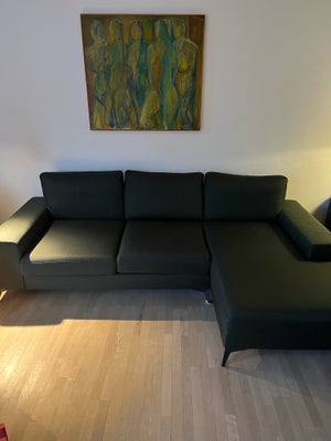 Sofa, stof, 3 pers., 3 personers-sofa med chaiselong i grøn (skovgrøn) sælges. Med sorte ben i metal