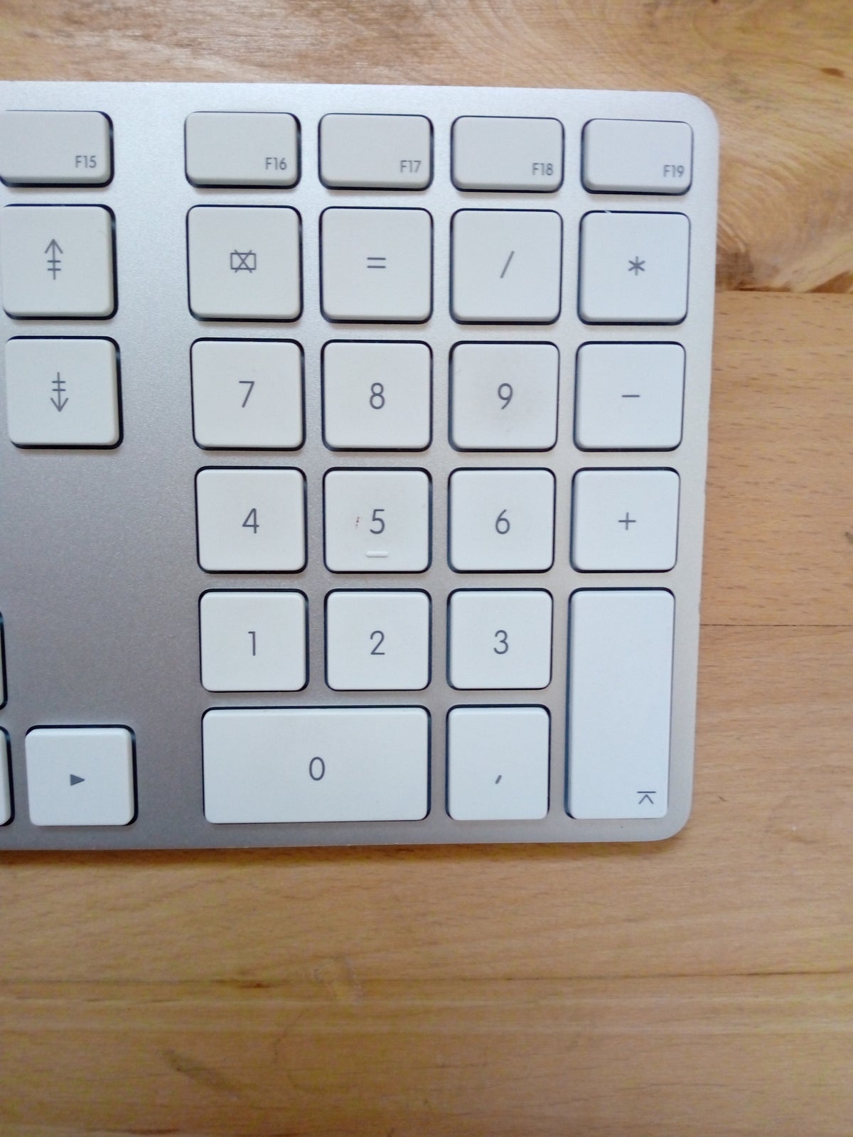Tastatur, Apple Numerisk Tastatur og NOS RGB gaming mus,