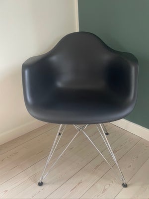 Eames, DAR, Stol, Smuk og elegant stol i dyb sort med forkromet ben.

Designår: 1950
Designet af: Ch