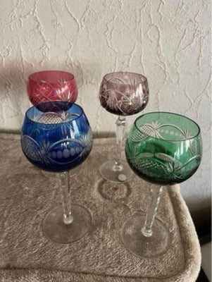 Glas, Krystal vinglas, Bøhmisk, 4 bøhmiske krystal vinglas. Grønt og blåt er 19 cm høje og kop er 6 