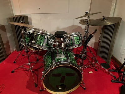 Trommesæt, PDP  F-Series, 5 stk. malede trommer Mat sort og mørkegrøn kr. 2000

Paiste becknerne og 