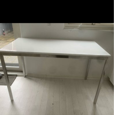 Spisebord, Ikea, b: 85 l: 135, Spisebord i hvid højglans sælges, overfladen har nogle ridser og et p