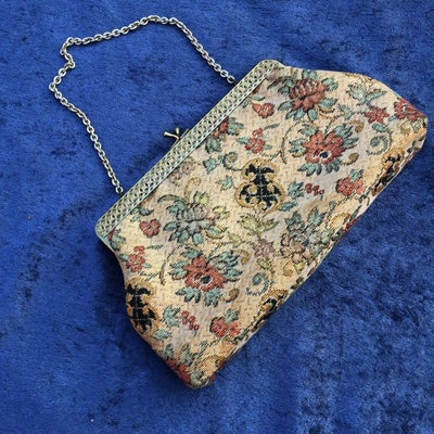 Festtaske, andet mærke, stof, Selskabstaske – gobelin – metallukning og kæde – måler 24 cm i bunden
