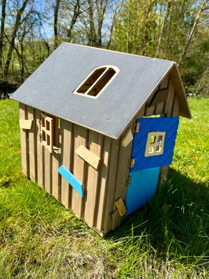 Dukkehus, Bamse og kylling dukkehus, Fint dukke hus til Bamse og Kylling i træ.
Ca 50 cm højt. 