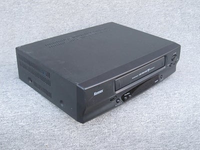VHS videomaskine, 

KENNEX
- Model: VCR2002P

- Fin stand,
- Scart-stik for nem TV-tilslutning,,
- A