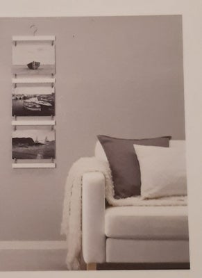 Billedrammer, Nacksta IKEA, 
Ophæng af billeder, som et bøjle ophæng, der hænger tre billeder under 