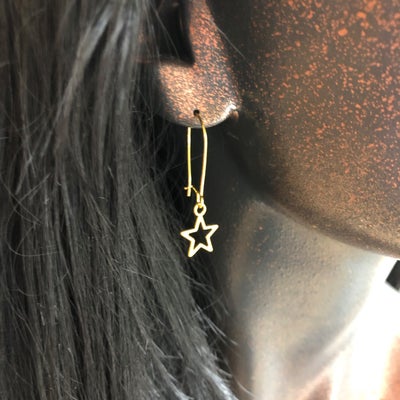 Øreringe, forgyldt, Walina, Små stjerner på forgyldte øreringe.

Øreringene er 3,5 cm i alt

Se fler