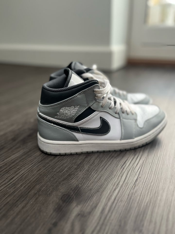 Sneakers, Air Jordan 1 mid light smoke grey, str. 42