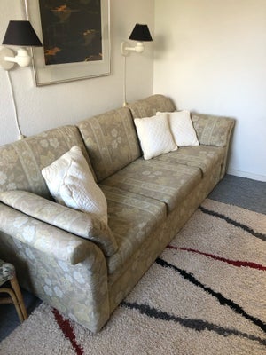 Andet, Fin blomstret sofa. Mål:220 cm lang og 80 cm dyb og 80 cm høj i ryg.
Skal hentes i Rødby inde