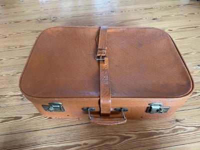 Kuffert, Vintage rejsekuffert i lyst brunt læder. Det ene hængsel og remmen er i stykker, men læder,