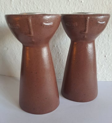 Keramik, Lysestager, Retro lysestager I brun, med ansigt på.
15 cm 
Sæt 100 kr.