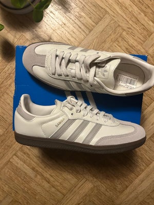 Sneakers, str. 38, Adidas,  Hvid, sølv, brun,  Ubrugt, Meget flotte Adidas Samba i str 38 2/3

Aldri