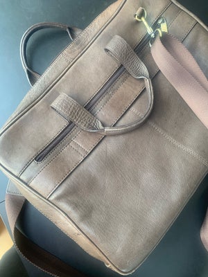 Computertaske, Bon Coût, Superfin computertaske i brunt læder. Masser af lommer. Fin men brugt.

44 