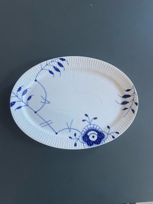 Porcelæn, Fad, Royal Copenhagen, 7. Sortering Blå Mega Riflet

Oval Tallerken/Fad, 28 cm

Næsten hel