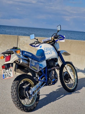 Suzuki, DR 600, 600 ccm, 47 hk, 1989, 58000 km, Hvid/blå, m.afgift, Ikonisk offroader kendt for sin 