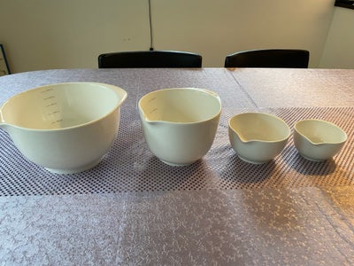 Rösti 4 porcelæn skåler, Rösti, 4 nye porcelæn skåler.
De kan bruges i mikrobølgeovn.
2,5l - 1,5l + 