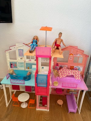 Barbie, Dukkehus, Ambulance, Tøjskab, tøj, scooter,mm., En masse Barbie udstyr hus, dukker, tøj, tøj