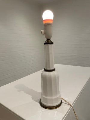 Anden bordlampe, Heiberg, Heiberg bordlampe i hvid porcelæn og patineret messing. Perfekt stand uden