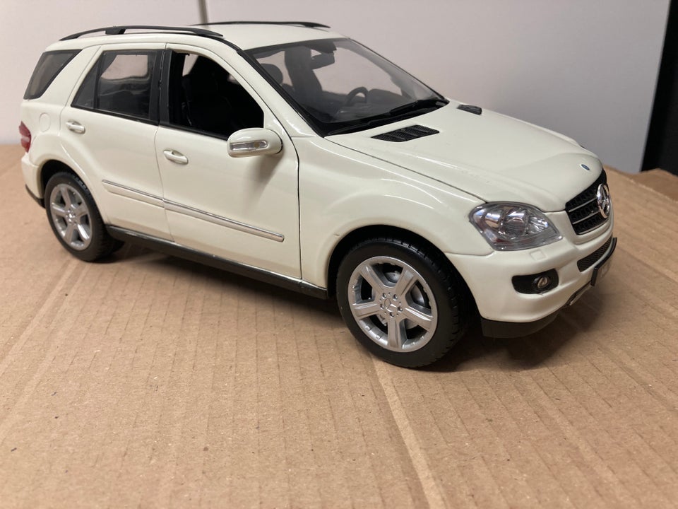 Modelbil, Mercedes ML ML350 1/18, skala 1:18