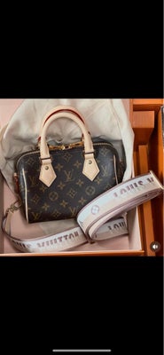 Crossbody, Louis Vuitton, kanvas, Helt ny speedy. Købt i februar i år. 
Alt medfølger. 
Np 14.000

K