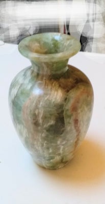 Vase, Jaspis , Ædelsten, Fin vase af jaspis. Højde 18 cm. Solid og stabil.