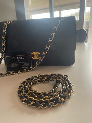Skuldertaske, Chanel, lammeskind, Utrolig smuk og velholdt Chanel classic flap bag 
Medium størrelse