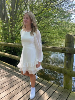 Konfirmationskjole, Copenhagen Bridal, str. 40, Sælges
Kjole str 44 står i kjolen.
(Vi tror den Svar