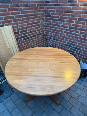 Spisebord, Fyr træ, b: 118 l: 118, Rundt spisebord ø 118 cm
Plus 50 cm tillægsplade..
75 kr.

Sendes