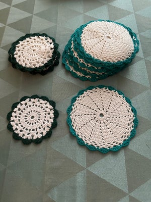 Mellemlægs servietter, To forskellige design.
Mørkegrøn: 10 stk. Diameter ca. 12,5 cm.
Lysegrøn: 16 