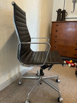 Eames, EA119, Kontorstol, Flot klassisk stol. 

Brunt læder, Hopsak bagpå. 
Forkromet stel. 

Lette 
