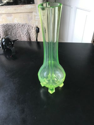 Glas, Vase, Sjov grøn glasvase
Troede først at det var en murano vase men kender siger det er en hån