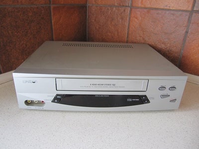 VHS videomaskine, Lumatron, VCR2106BS, Perfekt, 
- ALU-farvet,
- 6 Head,
- NTSC PlayBack,
- Nicam st
