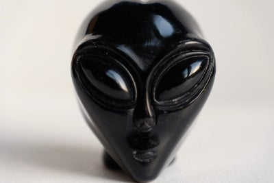 Smykker og sten, Krystal alien - Obsidian, I den smukkeste glassorte farve. 

Vægt: ca  g

Størrelse