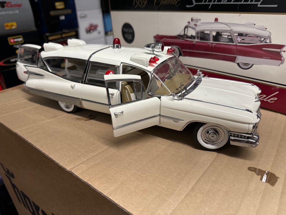 Modelbil, Cadillac Superior 1959 Crown Royale Ambulance