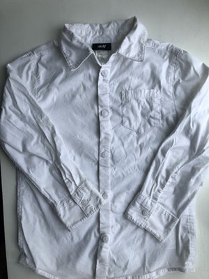 Skjorte, Fin, H&M, str. 110, Den har en lille bitte plet, ellers er den i fin stand.
Perfekt fx til 