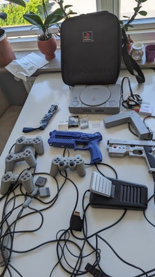 Playstation 1, Scph 1002, Perfekt, Playstation 1 med 4 controllers, 2 pistol super cobra og avenger 