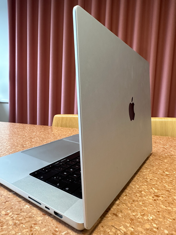 MacBook Pro, 16 GB ram, 1000 GB harddisk