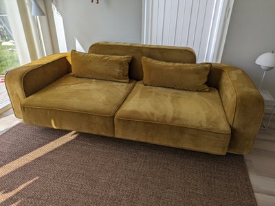 Sofa, velour, 4 pers. , Formal A, Formel A sofa i farven mustard. 
Må:  230 cm. 
Sofaen er i pæn sta