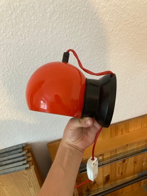 Sengelampe, Retro senglelampe - den klassiske kugle i rød. Der er lidt små ridser på skærmen, men de