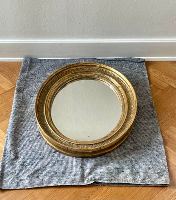 Vægspejl, Gammelt antik spejl / entrespejl i flot oval guldbemalet træramme.
Højde 65cm
Brede 55cm
G