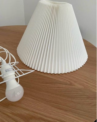 Lampeskærm, Le Klint, Le Klint loftslampe. Måler: Ø40cm. 
Klassisk design. Ubrugt og fremstår som ny