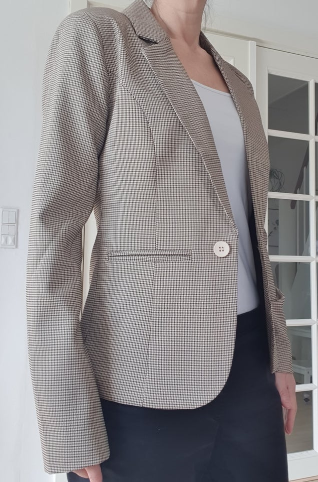 Blazer, str. 34, Minus