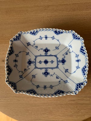 Porcelæn, Helblonde musselmalet fad, Royal Copenhagen, Fadet er det samme som nr 1143
Fadet er uden 