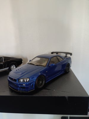 Modelbil, Nissan Skyline GTR R-34, skala 1/18, Modelbil i flot stand.