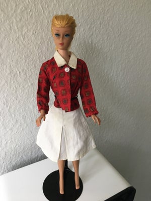 Barbie, MATTEL, VINTAGE EN FLOT SMUK ORIGINAL SWIRL PONYTAIL FRA 1964 har et lille mærke på kinden e