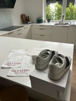 Sneakers, str. 42, Valentino ,  Hvid og blå,  Næsten som ny, Sælger de så mega fede Valentino sko al