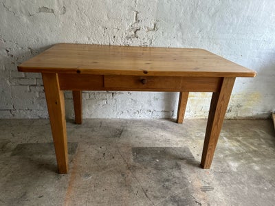 Spisebord, Massiv gammel fyrretræ spisebord med en skuffe. Mål 80 b 130 l 76 h 700kr. Flot hvid  ant