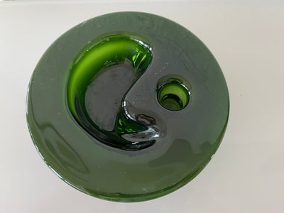 Glas, Holmegaard Ikebana fad, Grøn
Diameter 18,5 cm
Designet af Michael Bang 1975.
Kastrup Holmegaar