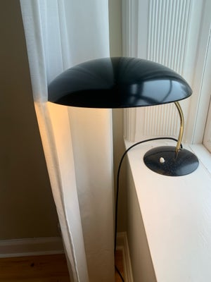 Skrivebordslampe, Kaiser idell, Bordlampe designet af Christian Dell. 

Lampen fremstår i den origin